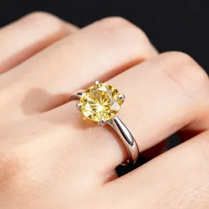 Anillo de compromiso clásico de plata 925 con moissanita redonda de talla brillante y engaste de púas para mujer - Product Image 3