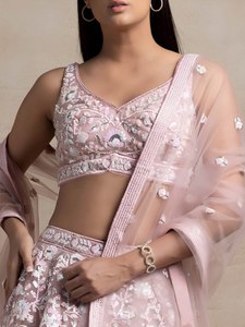 Robe de demoiselle d'honneur longue rose brodée florale, style A-line, dos nu, Lehenga Choli, tenue de mariage traditionnelle pour femme - Product Image 4