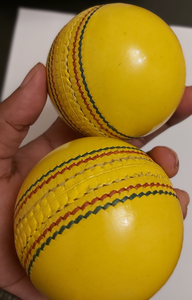 Ballon de cricket d'intérieur de haute qualité en PU injecté, léger, durable, jaune, T20, ballons de ligue de cricket d'intérieur - Product Image 4