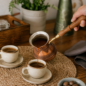 Cafetera Turca de Cobre Hecha a Mano, Tradicional, Grabada, Cezve Ibrik, Cafetera Árabe para Estufa con Mango Largo de Madera - Product Image 3