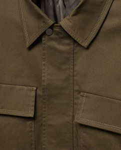 เสื้อแจ็คเก็ตผู้ชายผ้าฝ้ายหลายกระเป๋า สไตล์ซาฟารี สำหรับกิจกรรมกลางแจ้ง ติดกระดุม แขนยาว ลำลอง ใส่ทำงานได้ รับผลิตแบบ OEM ODM ขายส่งจำนวนมาก - Product Image 2