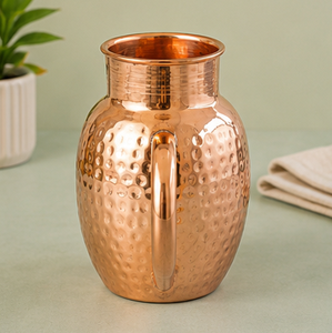 Pichet en cuivre martelé artisanal Antique Creations - Carafe de table isolée de luxe de style amphore vintage, lisse et évasée - Product Image 1