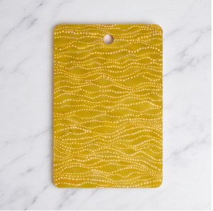 Tabla de cortar rectangular amarilla con patrón de ondas blancas punteadas y orificio para colgar - Product Image 5