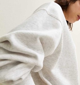 เสื้อผู้หญิงสีขาวแขนยาวทรงหลวมชายเสื้อไม่สมมาตรคอกลมแบบลำลอง - Product Image 2
