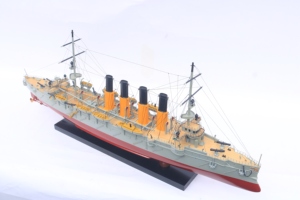 Modèle de bateau russe en bois fait main - Décoration artisanale à l'échelle militaire de la marine impériale, croiseur Varyag - Product Image 3