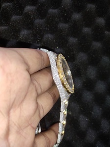 Reloj de Cuarzo con Incrustaciones de Diamantes Moissanite, Caja Redonda de 41 mm, Pantalla Analógica con Números Romanos, Cierre Desplegable de Acero Inoxidable para Hombre - Product Image 4
