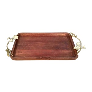 Plateau de service rectangulaire en bois pour desserts et gâteaux, avec poignées robustes en métal argenté, en vente - Product Image 1