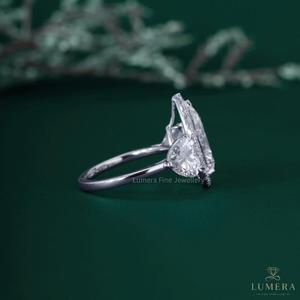 Anillo de Compromiso de Lujo con Tres Piedras y Halo de Diamantes Cultivados en Laboratorio con Corte Pera Certificados por IGI, Piedras Laterales de Moissanita con Corte Pera, 9/10/14/18K - Product Image 3