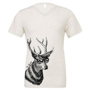 T-shirt unisexe noir à col en V avec imprimé cerf portant des lunettes de soleil, décontracté, manches courtes, 100% coton jersey, convient à toutes les saisons - Product Image 6