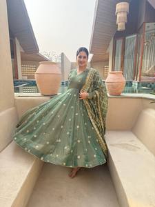 Robe de mariée élégante en soie pour femme, semi-couturée, toutes saisons, style traditionnel indien pakistanais, broderie artisanale - Product Image 3