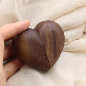 Caja de anillo de madera maciza con forma de corazón, caja de anillo de pareja de boda personalizada, <span class=keywords><strong>regalo</strong></span> de <span class=keywords><strong>5</strong></span> <span class=keywords><strong>aniversario</strong></span> - Product Image 3