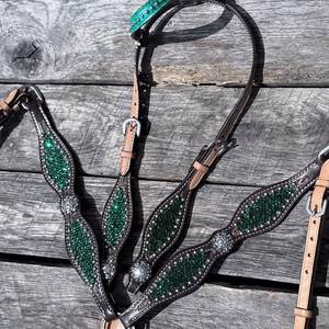 Ensemble de têtière et de peitorale en cuir western de haute qualité avec de magnifiques conchos et strass - Product Image 4