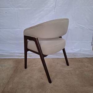 Silla de comedor tapizada para interiores, estilo bistro, fabricada en madera de teca estadounidense, muebles de madera maciza hechos en Indonesia. - Product Image 2