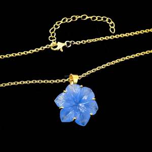 จี้รูปดอกไม้แคลซิโดนีสีน้ำเงิน AAA แกะสลักด้วยมือ สร้อยคอคริสตัลรูปดอกไม้สำหรับผู้หญิง จี้พลอย งานแฮนด์เมดสำหรับทำเครื่องประดับ - Product Image 4