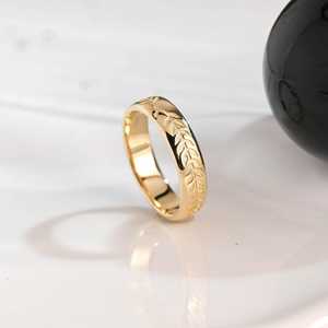 Bague en or jaune 14 carats unisexe avec gravure de branche d'olivier, trois pierres en moissanite bleue et blanche - Product Image 2