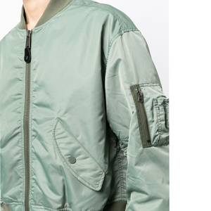 Chaqueta Bomber Negra de Satén para Hombre, Cuello Alto, Cierre de Cremallera, Estilo Casual, Color Sólido, Logotipo en la Manga Izquierda, Temporada Otoño 2026 - Product Image 4
