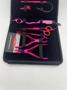 Kit de Herramientas para Extensiones de Cabello de Acero Inoxidable Color Rosa Metálico con Logotipo Personalizado: Alicates, Peine, Tijeras, Cuchilla, Gancho de Bucle, Clips de Seccionamiento - Product Image 6