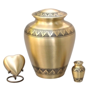 Ensemble d'urnes funéraires sculptées à la main avec motif botanique complexe, comprenant une grande urne funéraire, un souvenir commémoratif et une urne en forme de cœur - Product Image 5