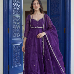 Vestido de Fiesta RICH LOOK FENDY de Seda Chinon Pesada con Bordado y Lentejuelas, con Dupatta, para Mujer, Estilo Moderno, para Diwali y Ramadán - Product Image 1