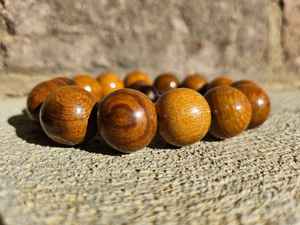 Pulsera de cuentas redondas de madera hecha a mano con acabado natural, ligera, elegante y perfecta para el uso diario. - Product Image 2