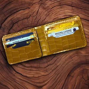 Portefeuille bifold en cuir rouge vif fait main avec surpiqûres offrant un motif animalier unique, plusieurs compartiments et poche à monnaie, style urbain - Product Image 5