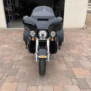 Moto Cruiser Tri Glide Ultra Classic d'occasion 2016, 3 roues pour une stabilité accrue, confort optimal, tourisme en toute confiance, vente aux États-Unis - Product Image 2