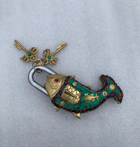 Cadenas en laiton orné en forme de poisson, serrure décorative vintage en métal avec motifs colorés, clés squelette de style antique - Product Image 1