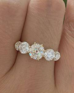 แหวนเพชรโมอิสซาไนต์ทรงกลมประดับห้าเม็ด ชุบทองสำหรับผู้หญิง เงินแท้ 925 ของแท้ ของขวัญแทนคำมั่นสัญญาสำหรับคู่รัก - Product Image 3