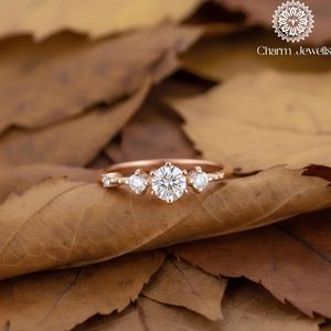 แหวนหมั้นผู้หญิง Charm_Jewells ชุบทองคำขาว 18K ประดับเพชรโมอิสซาไนต์ทรงคุชชั่น ดีไซน์คลาสสิคแบบหนามเตย พร้อมใบรับรอง IGI - Product Image 6