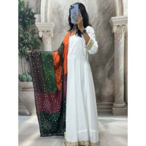 Robe Anarkali et pantalon de créateur avec dupatta pour les fêtes, en soie - Product Image 5