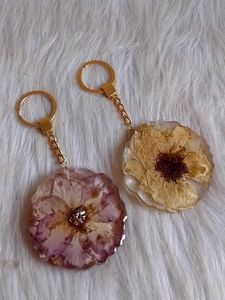 Llavero de Resina de Lujo con Elegante Diseño Floral, Accesorio de Moda Hecho a Mano para Colecciones de Regalos Premium - Product Image 4