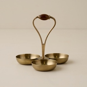 Moderno Soporte de Metal Pulido para Platos con Acabado Dorado, Diseño Glamuroso, Apto para Lavavajillas, para Servir Alimentos - Product Image 3