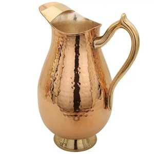 Pichet en cuivre martelé avec bec large, poignée courbée, corps bombé, col étroit, vaisselle rustique artisanale - Product Image 5