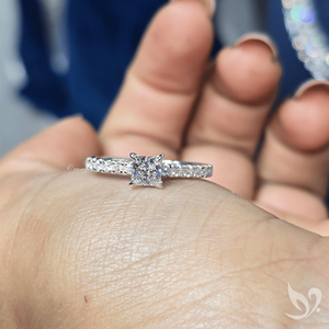 Anillo de compromiso y aniversario con diamante de laboratorio de corte princesa de 0.5 quilates certificado por IGI en oro macizo de 10 quilates - Product Image 2