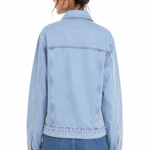 Veste en jean délavé pour femme, style moderne avec logo Hawk Bawk sur le col, design personnalisé pour l'automne - Product Image 2