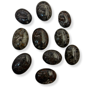 Pierre de palmier Yooperlite naturelle, cristal de sodalite fluorescent, pierre de palmier polie, pierre de guérison en gros, pierre précieuse - Product Image 1