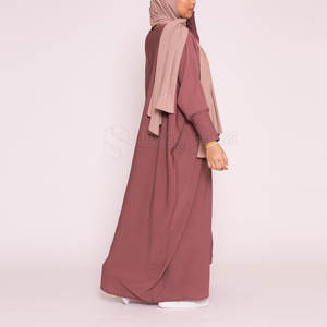 Abaya clásica para mujer con diseño minimalista y tela transpirable para comodidad diaria. Elegante abaya para mujer. - Product Image 5