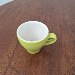 แก้วกาแฟเซรามิกสีเขียวอ่อนพร้อมส่ง ใช้กับเครื่องล้างจานและไมโครเวฟได้ ดีไซน์มินิมอล เหมาะสำหรับร้านกาแฟ ร้านอาหาร และร้านเบเกอรี่ - Product Image 2