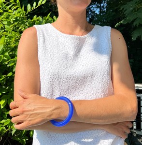 Bracelet en résine BLEUE de qualité supérieure, léger, confortable à porter, artistique, élégant, motif ange de HWC - Product Image 5