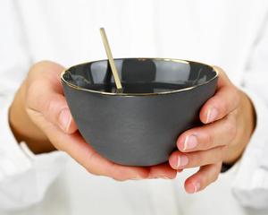 Bol en céramique élégant couleur anthracite avec bord doré, finition mate de luxe, forme ronde profonde, résistant aux aliments, durable, parfait pour les desserts et les soupes - Product Image 3