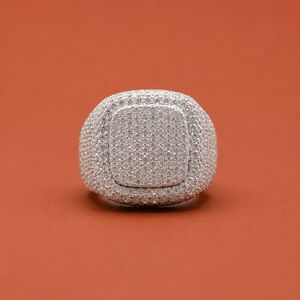 Anillo de Plata 925 Personalizado con Moissanita Iced Out, Base Sólida, Diseño de Cúpula Gruesa, Joyería Fina - Product Image 1