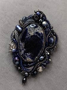 Broche brodée à la main avec perles, accessoire de mode artisanal de luxe, broche brodée de perles, bijou floral fait main pour femme E - Product Image 6
