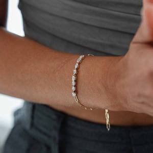 Pulsera de tenis moderna de plata con diamantes de laboratorio para mujer, 4.4ct, chapada en oro, con múltiples formas, color DEF, claridad VVS VS, 10 gramos - Product Image 1