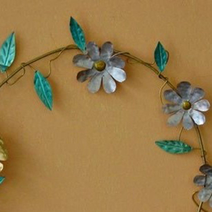 Charmante couronne de fleurs en métal avec des fleurs colorées et des feuilles vertes turquoise, parfaite pour la décoration murale artistique rustique de la maison - Product Image 3