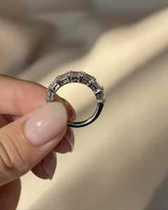 Bague de mariage en diamant de laboratoire émeraude East West, bague d'éternité à taille émeraude, demi-bague d'éternité en or 14 carats avec émeraude - Product Image 5