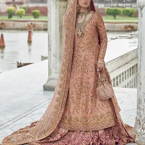 Robe de soirée pakistanaise haut de gamme rose poudré, style Farshi Lehnga superposé, avec longue traîne richement ornée et motifs Kora argentés complexes - Product Image 4