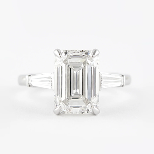 Bague de fiançailles en diamant taille émeraude, sertie de griffes, bijoux fins classiques pour femmes - Product Image 1