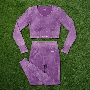 Ensemble de yoga pour femme violet délavé à l'acide, haut court à manches longues et leggings taille haute, tenue de sport et de fitness - Product Image 6