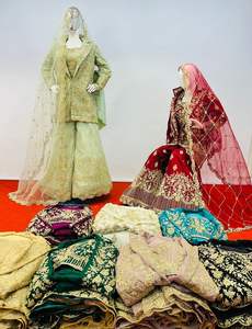 Colección de Bodas de invierno: traje de cuna de novia pesado completo con Net Lehenga, Dupatta, Stonework y Blazer en 5 diseños únicos - Product Image 6