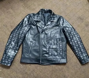 เสื้อแจ็คเก็ตหนังสีดำ MCM สำหรับผู้ชาย – แขนเสื้อปักลายโมโนแกรมสุดหรู - Product Image 1